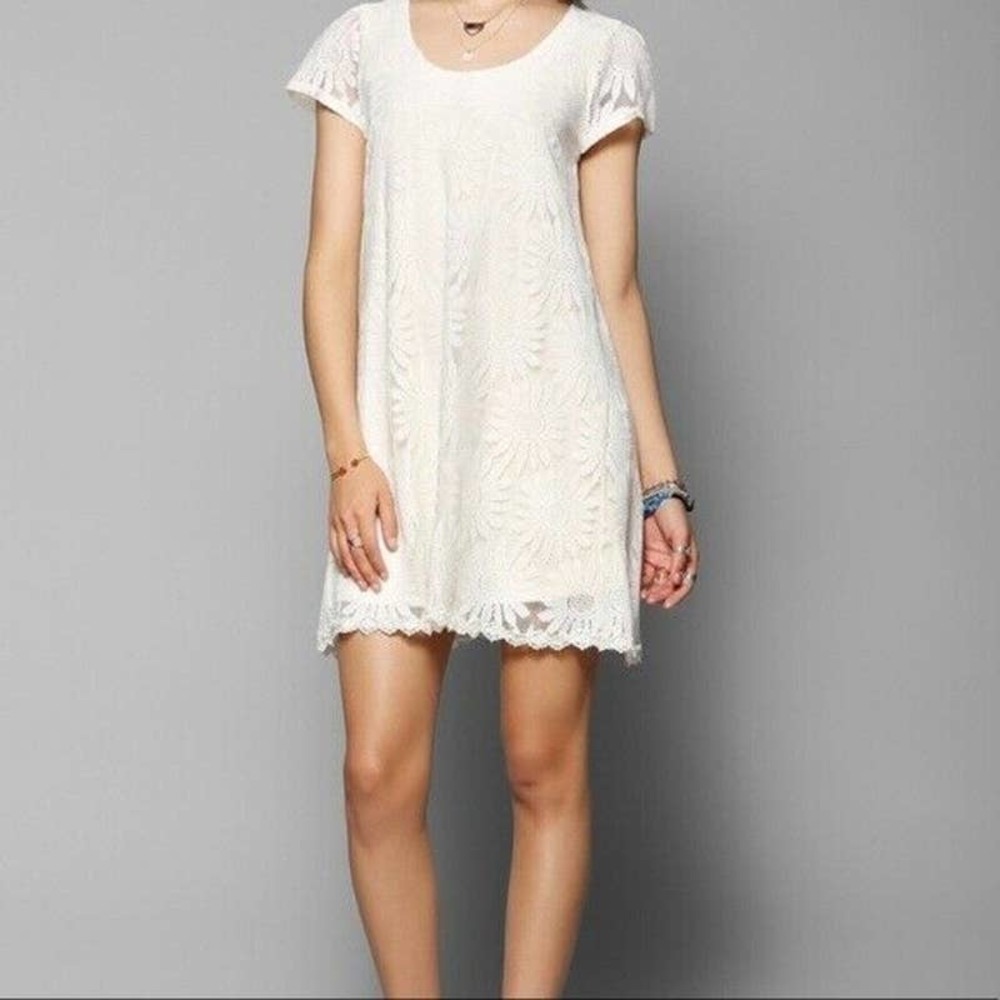 UO Urban Outfitters Kimchi Blue M White Daisy Floral Lace Trapeze Babydoll Dress